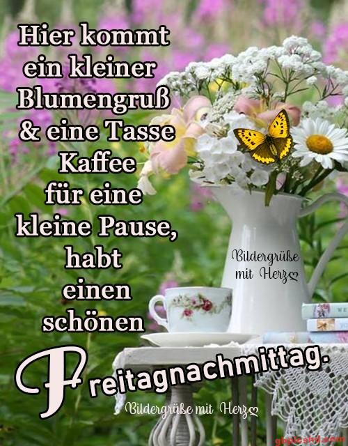 Blumenstrauß, Kaffeetasse und Schmetterling an einem Sommertag für einen freundlichen Gruß am Nachmittag.