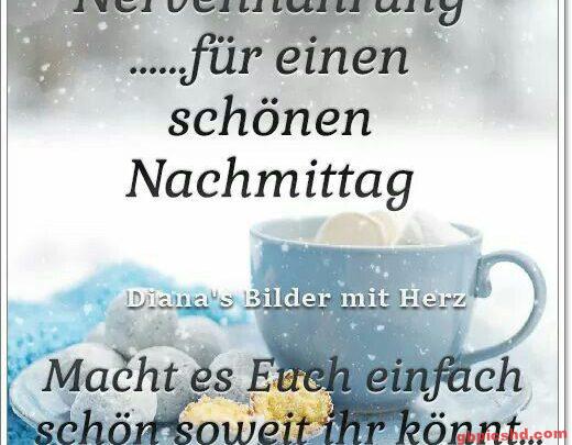 Tasse mit Marshmallows und Keksen an einem winterlichen Nachmittag.