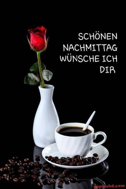 Rote Rose in Vase und Kaffeetasse mit Kaffeebohnen für einen schönen Nachmittag.