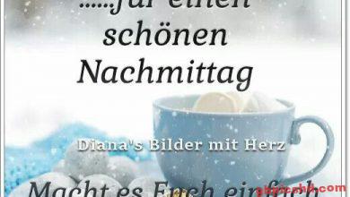 Blaue Tasse mit Getränk und Marshmallows für einen schönen Nachmittag im winterlichen Ambiente.