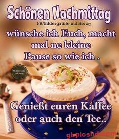 Blaue Tasse mit Kaffee und Milchschaum, ideal für eine Pause am Nachmittag mit Kaffee oder Tee.