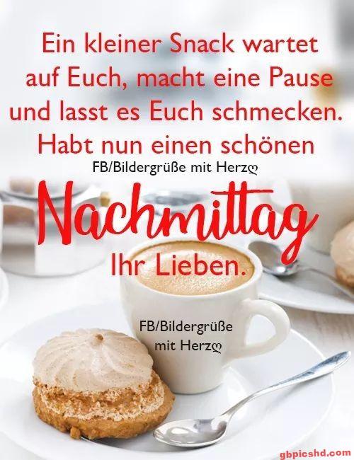 Kleine Keks mit Kaffee auf weißem Teller, lädt zu einer Kaffeepause am Nachmittag ein.