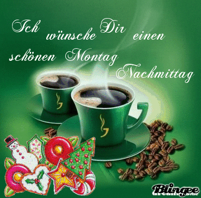 Zwei Tassen Kaffee mit Kaffeebohnen und festlichen Keksen, freundlicher Montagsgruß in Deutsch.