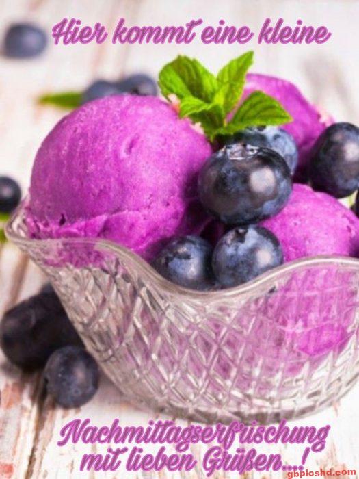 Eiscreme mit Blaubeeren und Minze in Glasgefäß als sommerliche Nachmittags-Erfrischung.