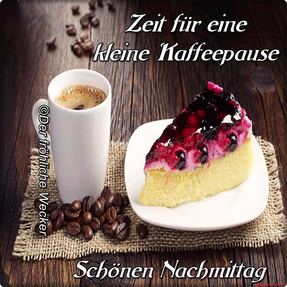 Kaffeetasse mit einem Stück Beerentorte auf einem Holztisch, gemütliche Kaffeepause am Nachmittag.