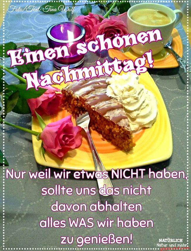 Kuchen mit Sahne, Kaffee und Rosen auf einem Tisch, um einen schönen Nachmittag zu wünschen.