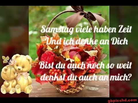 Herbstlicher Korb mit Blättern und zwei Teddybären als liebevolles Samstagsmotiv.