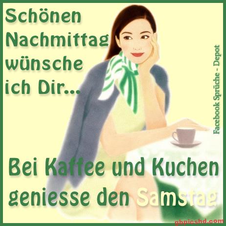 Frau sitzt gemütlich bei Kaffee und Kuchen, grüner Schal, entspannter Nachmittag am Samstag