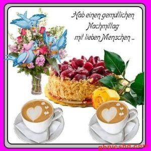 Zwei Tassen Kaffee, ein Himbeerkuchen und bunte Blumen für einen gemütlichen Nachmittag mit lieben Menschen.