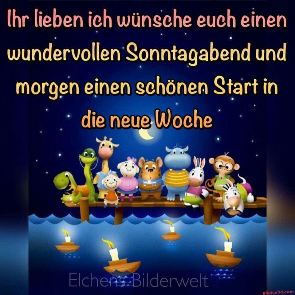 Niedliche Tierfiguren auf einem Steg bei Nacht mit Kerzenbooten auf dem Wasser, Gruß zum Sonntagabend und Wochenstart.