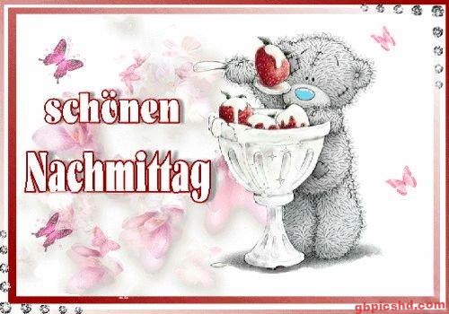 Teddy mit Erdbeereis und Schmetterlingen für einen schönen Nachmittag.