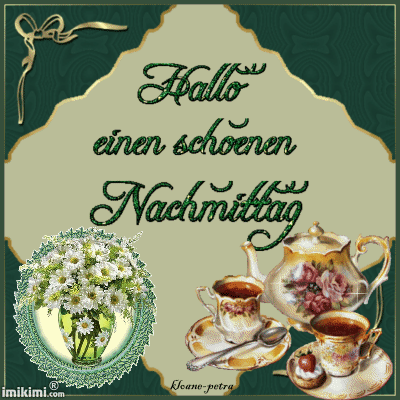Teekanne, zwei Tassen und eine Vase mit weißen Blumen als Gruß für einen schönen Nachmittag.