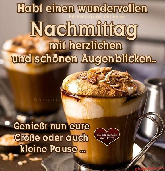 Zwei Tassen Kaffee mit Schaum und Karamell, freundlicher Gruß zum wunderbaren Nachmittag.
