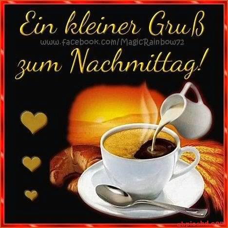Dampfende Kaffeetasse mit Milch und Gebäck zum Nachmittagsgruß.