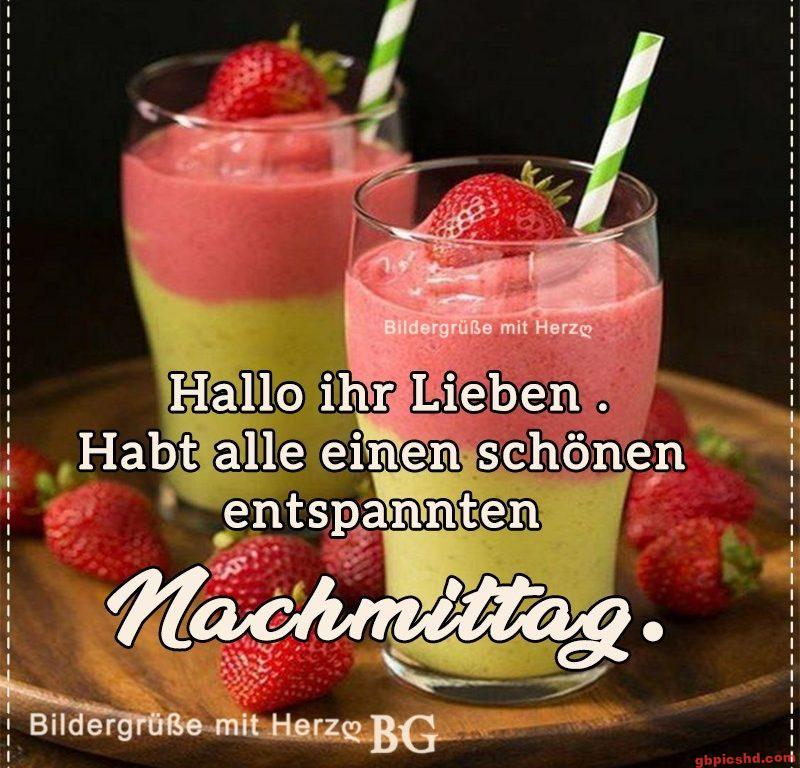 Zwei bunte Smoothies mit Erdbeeren auf Holztablett für einen entspannten Nachmittag.