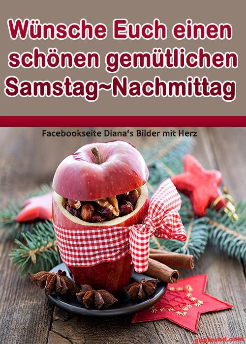 Dekorativer roter Apfel mit Nüssen und Schleife als weihnachtliche Tischdekoration im Winter.