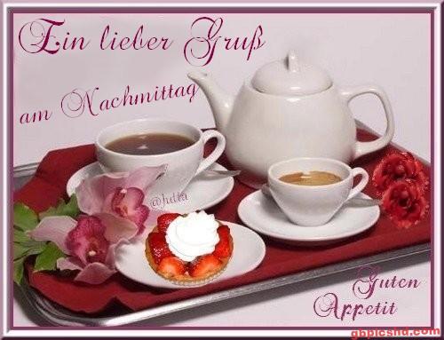 Tablett mit Tee, Kaffee, Erdbeerkuchen und Blumen für einen freundlichen Nachmittagsgruß.