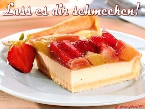 Ein Stück Erdbeerkuchen mit frischen Erdbeeren auf einem Teller, zum Genießen.