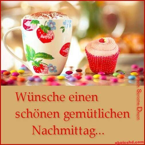 Eine mit Erdbeermuster verzierte Tasse und ein Cupcake mit rosa Creme an einem gemütlichen Nachmittag.