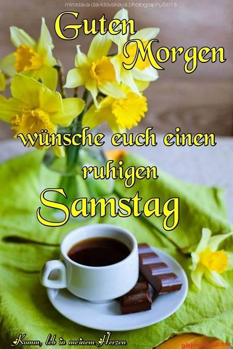 Frischer Kaffee mit Schokolade und Narzissen am Samstagmorgen.