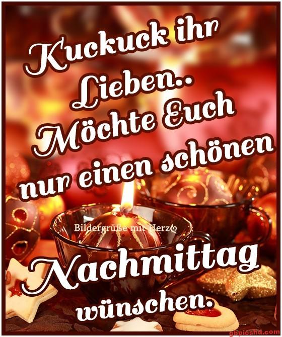 Brennende Kerzen in dekorativen Gläsern und Weihnachtsplätzchen, die eine gemütliche Nachmittagsstimmung schaffen.