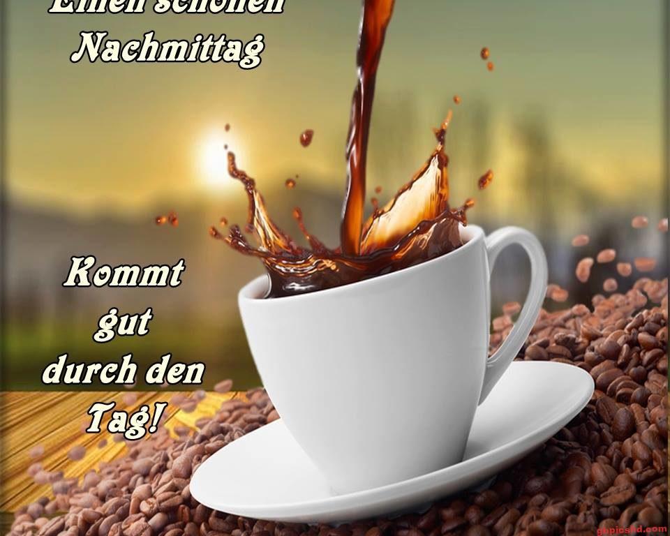 Weiße Kaffeetasse mit Kaffee, Kaffeebohnen im Hintergrund, Gruß zum schönen Nachmittag.