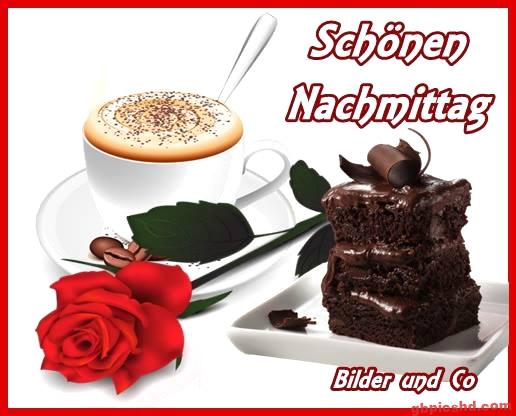 Tasse Cappuccino, rote Rose und Schokoladenkuchen als Gruß für einen schönen Nachmittag.