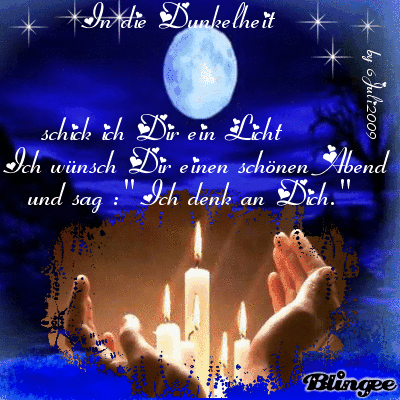 Hand hält brennende Kerzen unter dem Mond am Abend, romantische und besinnliche Stimmung.