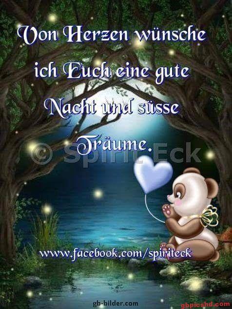 Kleiner Bär mit Flügeln hält herzförmigen Ballon, sitzt nachts am See und wünscht gute Nacht.