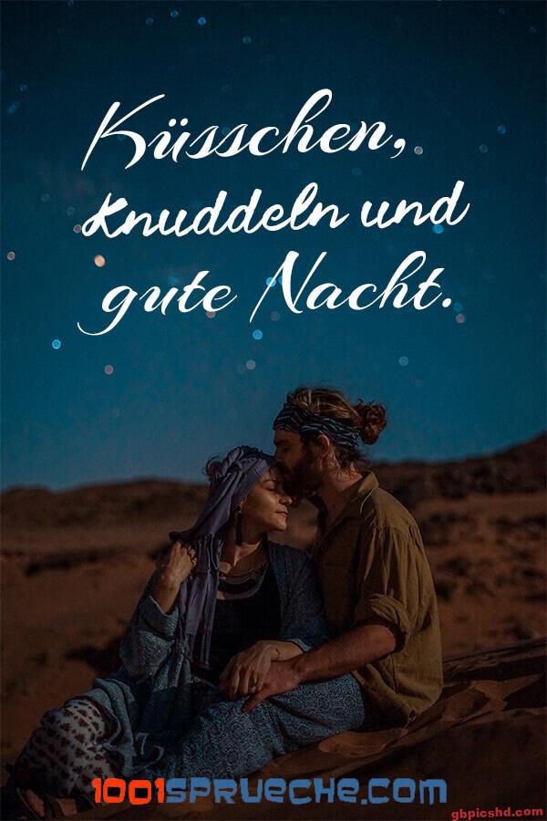 Romantisches Paar in der Nacht, das sich liebevoll zueinander verhält.