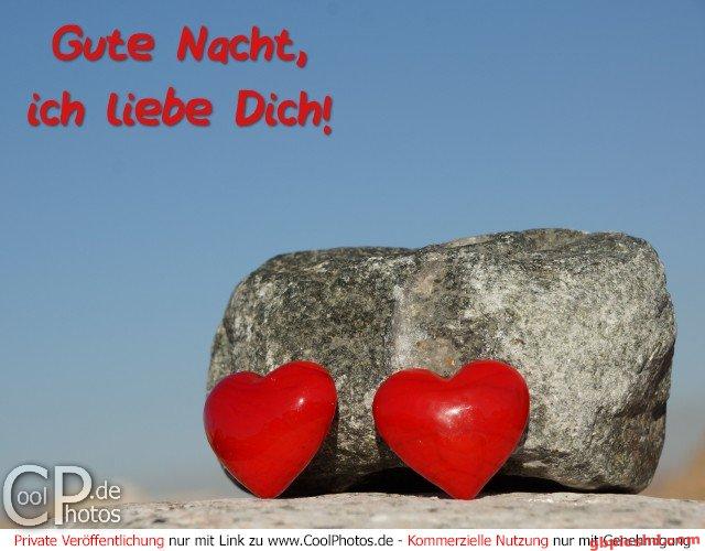 Zwei rote Herzen vor Stein, romantische Gute-Nacht-Botschaft.