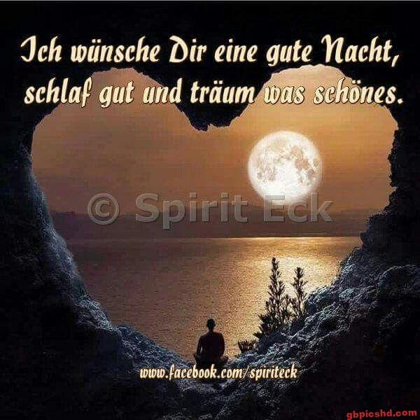 Szene bei Nacht am See mit Herz-förmigem Felsen und Vollmond, Person schaut hinaus.