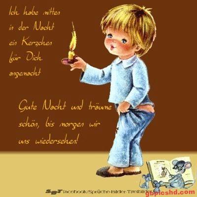 Junge im Pyjama mit Kerze wünscht gute Nacht und süße Träume.