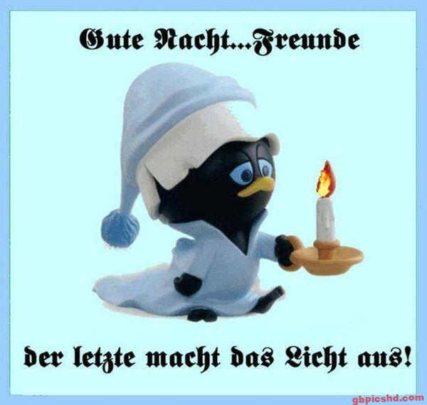 Schwarzer Vogel im Schlafanzug mit Kerze sagt Gute Nacht an Freunde.