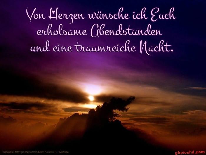 Dramatischer Abendhimmel mit Sonne hinter Wolken, friedliche Stimmung für eine gute Nacht.