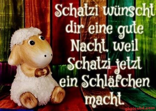 Niedliches Stoffschaf vor buntem Hintergrund mit Gute-Nacht-Wunsch in deutscher Sprache.
