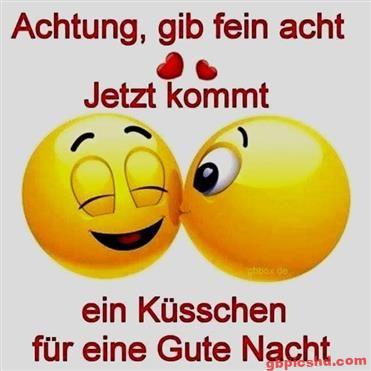 Zwei gelbe Smileys in liebevollem Moment, gute Nacht Gruß mit Kuss.