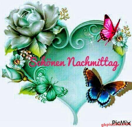 Grünes Herz mit Rosen und bunten Schmetterlingen als Nachmittagsgruß