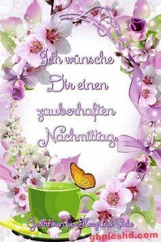 Grüner Teetasse mit Schmetterling und rosa Blüten, freundlicher Nachmittaggruß.