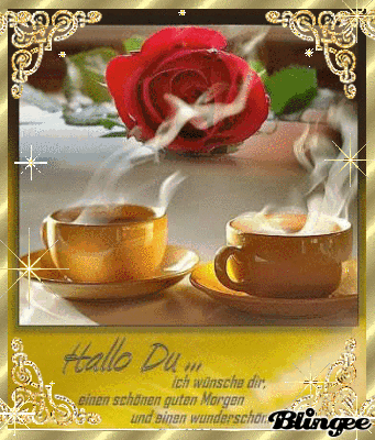 Zwei Tassen mit dampfendem Getränk und eine rote Rose für einen schönen guten Morgen.