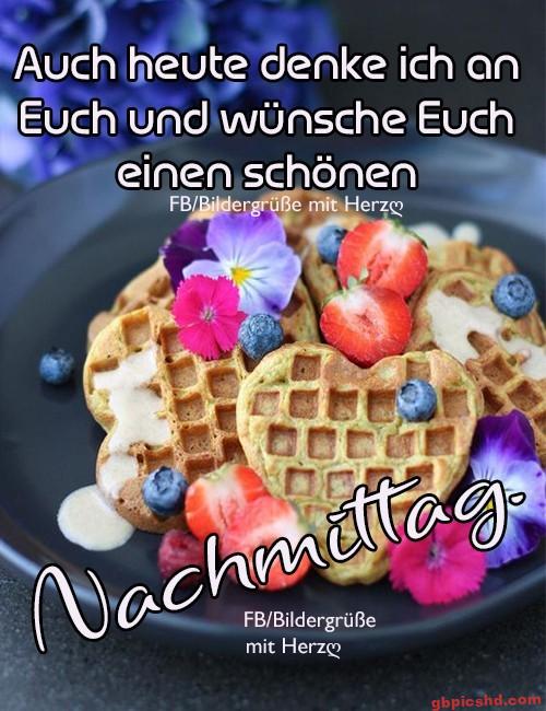 Herzförmige Waffeln mit Früchten und Blumen als Nachmittagssnack