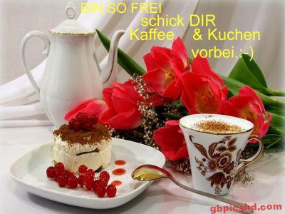 Kaffeekanne, Tasse Kaffee, Kuchen und rote Tulpen für eine freundliche Einladung zum Kaffee.