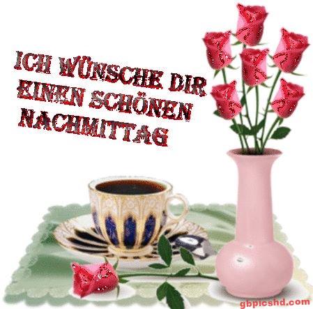 Eine Tasse Kaffee und ein Blumenstrauß mit roten Rosen in einer Vase als Gruß für den Nachmittag.