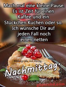 Ein Stück Kuchen mit roten Johannisbeeren auf einem Teller, Einladung zur Kaffeepause am Nachmittag.