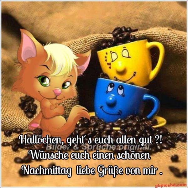 Niedliche gezeichnete Katze mit lächelnden Kaffeetassen und Kaffeebohnen für einen schönen Nachmittag.