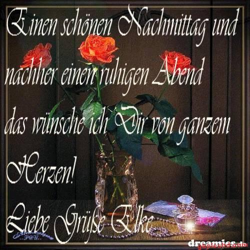 Vase mit roten Rosen und Parfümflakon auf dunklem Tisch für einen schönen Nachmittag und Abend.