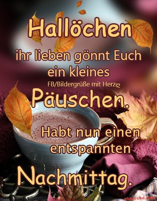 Blauer Becher mit Getränk und Herbstblätter für einen entspannten Nachmittag im Herbst.