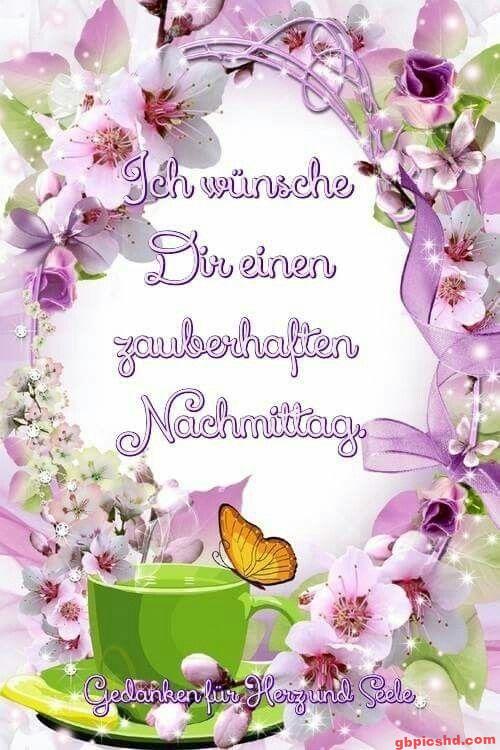 Grüner Kaffeebecher mit orangefarbenem Schmetterling und rosafarbenen Blumen zum Wunsch eines zauberhaften Nachmittags.