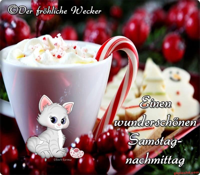 Weiße Tasse mit Schlagsahne und Zuckerstange, weihnachtliche Stimmung, Plätzchen im Hintergrund.