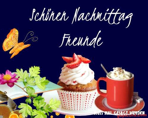 Kaffee und Cupcake auf einem Tisch mit Pflanzen und Schmetterling, dazu der Gruß 'Schönen Nachmittag Freunde'.